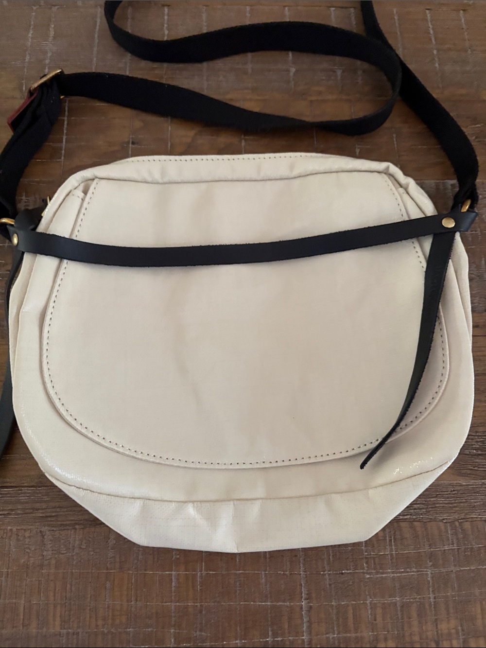 Jack Gomme NWOT Crossbody Bag with Contrasting Black Strap and linen lining. - Picture 2 of 11